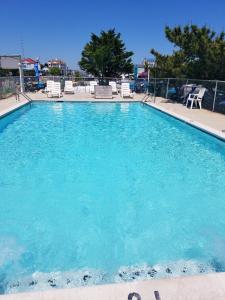 大洋城海洋汽车旅馆 的度假村内的大型蓝色海水游泳池