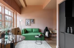 曼彻斯特Whitworth Locke的客厅配有绿色沙发和桌子