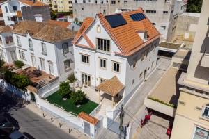 埃斯托利尔Chalet Estoril Luxury perfect for Families & Friends的享有大型白色房屋的顶部景致,设有橙色屋顶