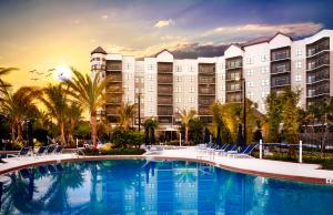 奥兰多The Grove Resort & Water Park Orlando的大型酒店,设有大型游泳池和椅子