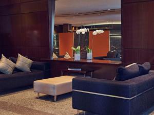 圣保罗圣保罗保利斯塔美居酒店的客厅配有两张沙发和一张桌子