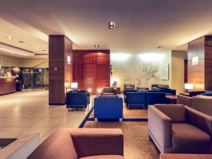 托伦托伦中心美居酒店的医院里一个带沙发和椅子的大堂