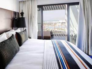 阿加迪尔Sofitel Agadir Thalassa Sea & Spa的一间卧室设有一张大床和大窗户