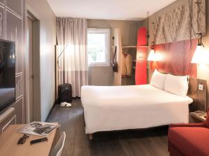 富恩拉夫拉达宜必思马德里丰拉夫拉达酒店的酒店客房设有一张白色大床和一张书桌