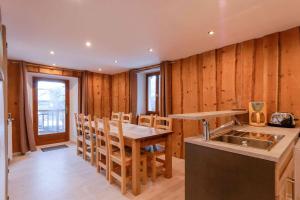 瓦卢伊斯Clot Saint Joseph - Gites & Chambres d'Hôtes的厨房设有木墙、桌子和水槽