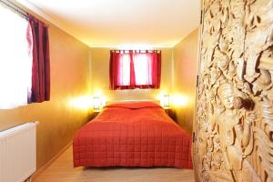 坎德尔Zum Riesen的一间卧室设有红色的床和窗户。