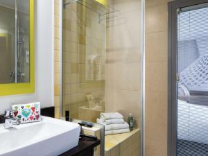 尼斯Ibis Styles Nice Centre Port的浴室配有白色水槽和淋浴。
