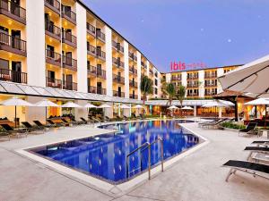 卡塔海滩Ibis Phuket Kata的大楼前设有游泳池的酒店
