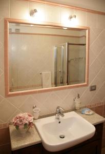 Buttrio卡希纳拉瓦罗尼农家乐的一间带水槽和大镜子的浴室