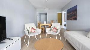 卡拉费尔R68 Apartamento Montserrat 32-3的客厅配有沙发、两把椅子和一张桌子
