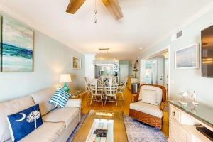棕榈岛Oceanside 212-C的客厅配有沙发和桌子