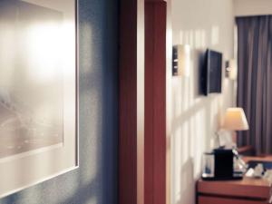 阿尔马达阿尔马达里斯本美居酒店的一间设有一扇门和一盏灯的墙壁的房间