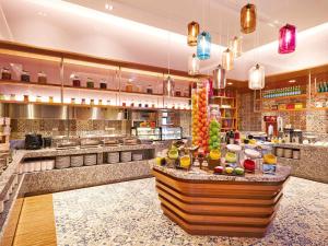 吉隆坡吉隆坡邵氏广场美居酒店的餐厅内提供自助大厨房