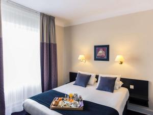 巴约讷中心格兰德美居酒店客房内的一张或多张床位