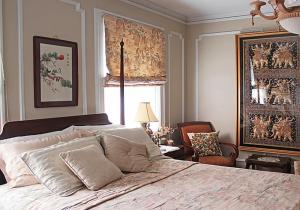 威尔明顿Port City Guest House的一间卧室设有一张大床和一个窗户。