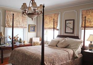 威尔明顿Port City Guest House的卧室配有一张床、一张书桌和窗户。