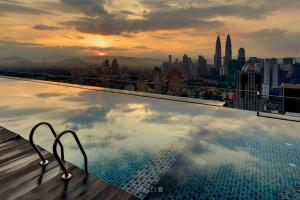 吉隆坡KLCC Regalia Suites Infinity Pool Kuala Lumpur的相册照片