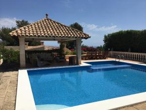 马略卡岛帕尔马Villa Santa Lavinia的庭院内带凉亭的游泳池