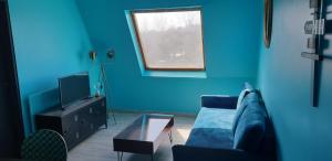 卡布尔Home sweet home Cabourg plage的蓝色的客厅配有沙发和电视