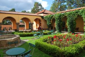 锡格蒂纳锡格蒂纳斯蒂弗特尔森酒店与会议中心的一个带桌椅的花园和一个喷泉