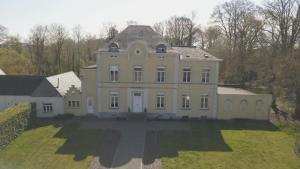 赫拉尔兹贝亨Kasteel B&B Sint-Bartel的享有白色大房子的空中景致