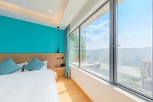 重庆Yunqi River View Terrace Hotel的一间卧室设有一张床和一个大窗户