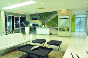 哈博罗内旅程住宿的客厅设有白色沙发和楼梯。