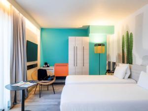 蒙特卡罗蒙特卡罗诺富特酒店的酒店客房设有两张床和一张桌子。