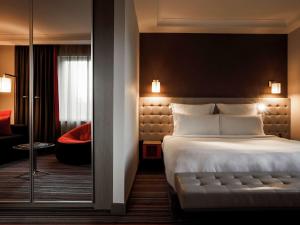 铂尔曼伦敦圣潘克拉斯酒店客房内的一张或多张床位