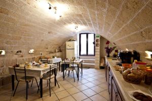 莫诺波利B&B Casa Cimino - Monopoli - Puglia的一间厨房,内设桌椅