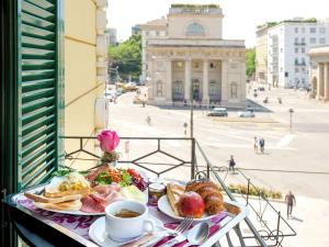 米兰米兰中心美居酒店的阳台上桌上的早餐盘