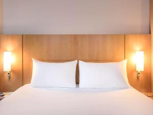 宜必思毕尔巴鄂中心酒店客房内的一张或多张床位