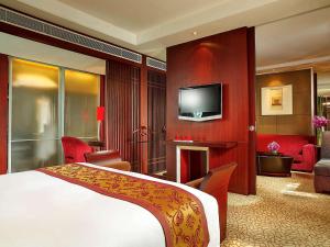 南京南京苏宁索菲特银河大酒店的一间酒店客房,配有一张床和一台电视