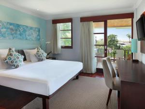 努沙杜瓦诺富特巴厘岛努莎杜瓦酒店的一间带一张白色大床的卧室和一个阳台