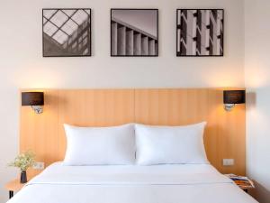 宜必思曼谷沙吞酒店 客房内的一张或多张床位