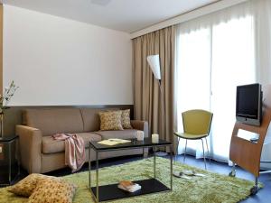 波尔多波尔多艾达吉奥公寓式酒店的客厅配有沙发和桌子