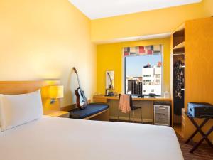 宜必思亚利加酒店客房内的一张或多张床位