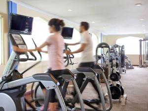 梭罗宜必思尚品独奏酒店的两人在健身房骑着自行车