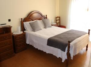 卡尔德拉斯阿罗哈蒙托科雷亚酒店的一间卧室配有一张大床和木制床头板