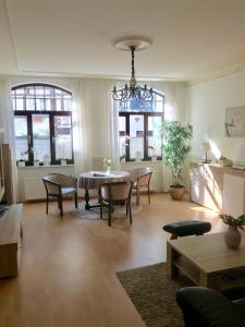 哈默尔恩Altstadt-Refugium的客厅配有桌椅和窗户。