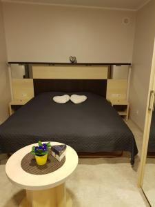 姆尔斯拉格斯Cerību Liedags的一间卧室配有一张床和一张桌子及蛋糕