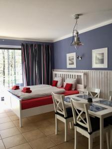 斯维诺乌伊希切Villa Park & Plaża的一间卧室配有一张床和一张桌子及椅子