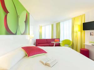 波尔多圣梅达尔达宜必思尚品酒店客房内的一张或多张床位