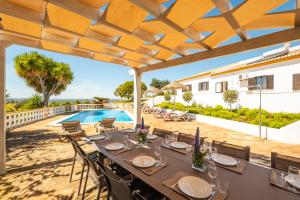 图内什Casa Katarina - Private Villa - Heated pool - Free Wifi - Air Con的一个带桌椅的户外用餐区和一个游泳池