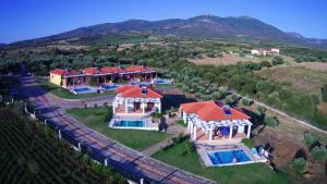 马罗尼亚Catherine Villas的享有带游泳池的房屋的空中景致