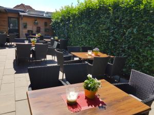 林根Hotel - Restaurant Veldscholten的庭院配有桌椅和树 ⁇ 