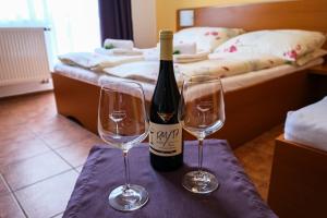 博耶蒂采牛山旅馆的桌子上放有一瓶葡萄酒和两杯酒