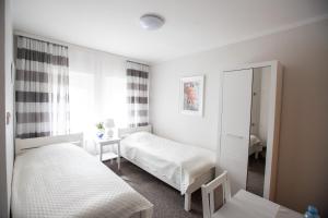 厄尔科格拉兹纳旅馆的一间卧室配有两张床和镜子