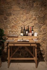 科洛尼亚-德尔萨克拉门托沙尔科酒店的一张木桌,上面装有葡萄酒