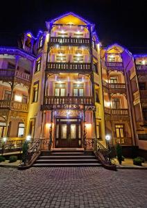 特鲁斯卡韦茨斯维迪亚兹度假酒店的一座大型建筑,晚上有楼梯通往